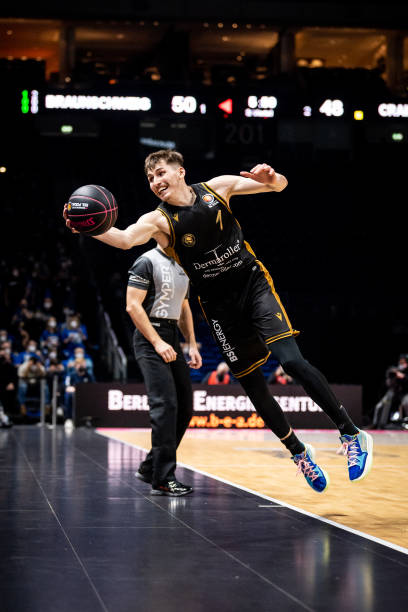 他的脚踝扭 他的脚踝扭